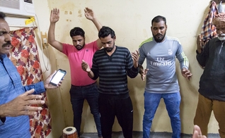 Momento de oração na reunião em um dos quartos dos trabalhadores no Kuwait (Foto: Portas Abertas)