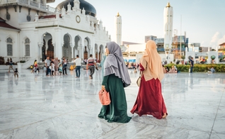 Em Aceh, por causa da lei sharia, as cristãs são pressionadas a usar hijabs (véu islâmico) em alguns lugares. (Foto: Portas Abertas)