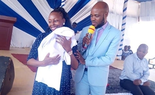 O casal e seu filho Elioenai na igreja. (Foto: Reprodução / UGCN)