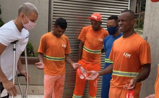 Jogador Henrique recebe oração de garis em sua casa, em Belo Horizonte. (Foto: Reprodução/Instagram)