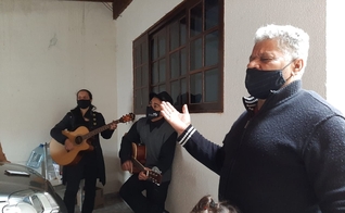 Idosos recebem visita do Projeto ‘Serestando’. (Foto: Reprodução / PIB Mogi das Cruzes)
