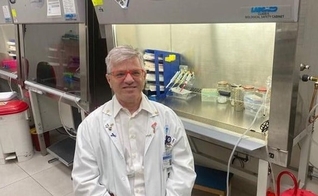 O professor Nadir Arber, do Centro Integrado de Prevenção ao Câncer do hospital, testou um medicamento que ele tem desenvolvido em pacientes com condições moderadas ou graves do vírus. (Foto: Divulgação / Hospital Ichilov)