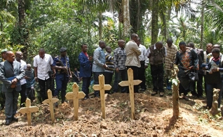 Sepultamento de cristãos assassinados por terroristas muçulmanos no Congo. (Foto: Reprodução / BTJ Prayer)