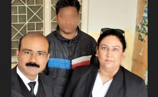 A advogada Aneeqa Maria [à direita] e um dos acusados, Haroon Ayub Masih, com o rosto desfocado por razões de segurança. (Foto: Morning Star News / The Voice Society)