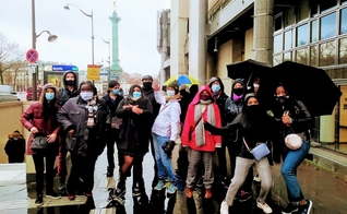 Estudantes universitários reunidos para um passeio ao ar livre em Paris. (Foto: M. Poujol / GBU França)