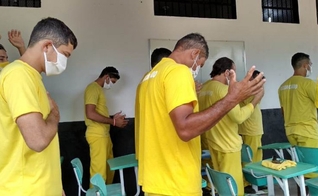 Detentos durante culto em Palmas, no Tocantins. (Foto: Shara Rezende/Governo do Tocantins)