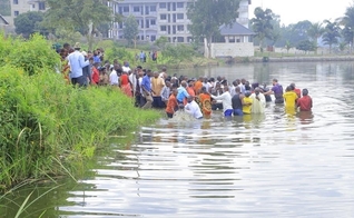 Centenas de cristãos viajaram para ser batizados. (Foto: Reprodução / UGCN)