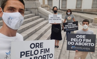 Cristãos oram pelo fim do aborto em frente a Assembleia Legislativa do Rio de Janeiro, em outubro de 2020. (Foto: 40 Dias Pela Vida Rio)