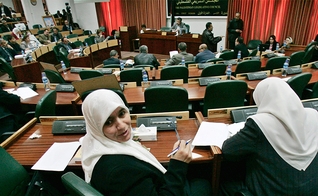 Legisladores palestinos participam de uma sessão do Conselho Legislativo Palestino na cidade de Ramallah, na Cisjordânia, em 20 de fevereiro de 2007. (Foto por Reuters / Loay Abu Haykel)