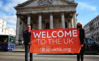 Krish Kandiah (à esquerda) com a Bispa de Londres (à direita) lançando a campanha UKHK. (Foto: Divulgação)