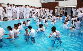 Igrejas iranianas fazem batismos em massa. (Foto: Reprodução / Christian Today)