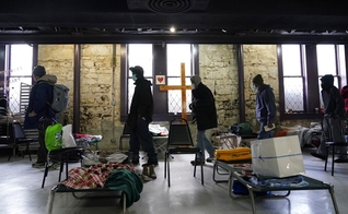 A igreja tem testemunhado salvação e cura de muitas pessoas durante o acolhimento no templo. (Foto: AP Photo/Eric Gay).
