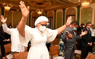 Evangélicos e católicos fizeram ato na sede do governo da República Dominicana. (Foto: Diario Libre)