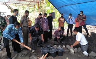 O regente de Bantul Suharsono (segundo da direita) ao iniciar a construção simbólica do edifício GPdI Immnuel Sedayu. (Foto: Daily Jogja / Ujang Hasanudin)