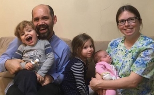 O Pr. Zach Balon, sua esposa Joy Subaşıgüller e seus 3 filhos (todos cidadãos turcos) foram expulsos da Turquia. (Foto: Reprodução / Goshen International)
