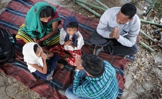 O casal Jaga Padiami e sua esposa aceitaram Jesus em dezembro de 2020 depois de serem evangelizados por missionários. (Foto: Portas Abertas/Divulgação)