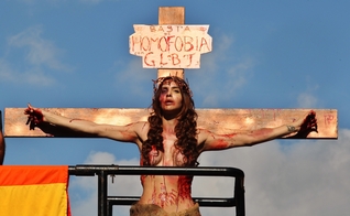 A modelo transexual Viviany Beleboni participa da 19ª Parada do Orgulho LGBT caracterizada como Jesus Cristo crucificado. (Foto: Sérgio Castro / Estadão Conteúdo)