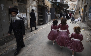 Meninas judias ultraortodoxas usam trajes festivos no domingo, 28 de fevereiro de 2021, para celebrar o feriado judaico de Purim, em Jerusalém. (Foto: Oded Balilty / AP)
