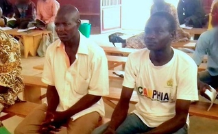 Os amigos Jonas e Joseph, professores de alfabetização assassinados em ataques do Boko Haram. (Foto: Reprodução / Sociedade Bíblica do Reino Unido)