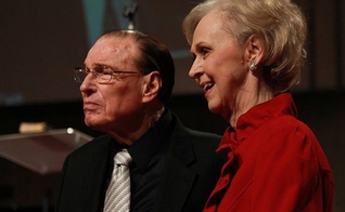 O pastor Bob Nichols e sua esposa Joy Nichols. (Foto: Reprodução / UGCN)