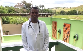 Com a vida restaurada, hoje Rodrigo veste o uniforme de enfermeiro com orgulho e faz estágio no Centro Cirúrgico em Muriaé. (Foto: Divulgação/JNM).