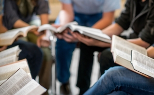 Segundo pesquisa, a leitura da Bíblia aumenta a confiança no futuro e traz saúde mental. (Foto: Reprodução / iStock)