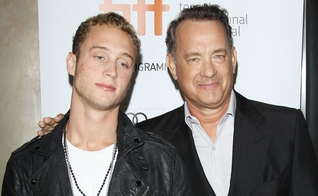 Tom Hanks e seu filho, Chet, no Festival Internacional de Cinema de Toronto em 2012. (Foto: Michael Tran/FilmMagic)