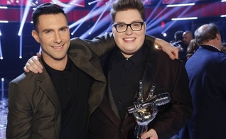 Adam Levine, um dos jurados do The Voice EUA, e Jordan Smith. (Foto: Divulgação/Trae Patton/NBC)