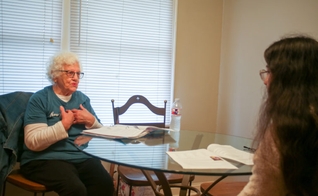 Rose Donoher [à esquerda] está entre as voluntárias que lideram um estudo bíblico de oito semanas para gestantes no New Beginnings Pregnancy Center em Benton, Arkansas. (Foto: WMU / Pam Henderson)