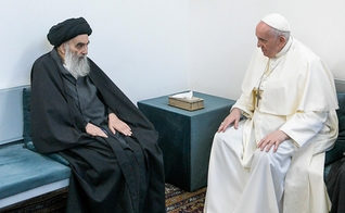 Papa Francisco em encontro com o Grande Aiatolá Ali al-Sistani em Najaf, no Iraque. (Foto: Vaticano/AP)