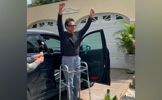 Pr. René González ao chegar em casa, após receber alta hospitalar. (Foto: Reprodução / CBN News)