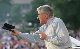 Evangelista Luis Palau durante pregação no Twin Cities Festival. (Foto: Luis Palau Association)