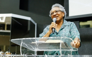 Missionária Edméia Williams em pregação por ocasião do aniversário de 21 anos da Igreja Hebrom. (Foto: Igreja Hebrom)