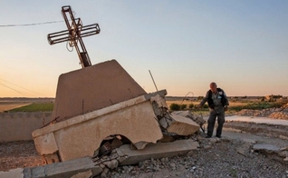 Uma igreja cristã destruída perto de Tal Tamer no norte da Síria, controlado pelos curdos. (Foto: Ivor Priclett/The New York Times)