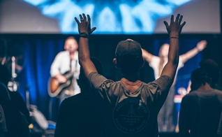 Igreja Austin Stone durante momento de louvor. (Foto: Reprodução / Austin Stone)