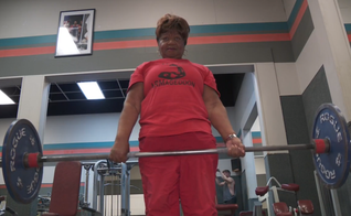 Aos 78 anos, Nora Langdon é campeã de levantamento de peso. (Foto: Fox 2)