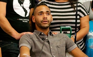 Angel Colon é um dos sobreviventes do massacre na boate gay Pulse de Orlando, nos Estados Unidos. (Foto: AP Photo/John Raoux)