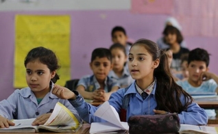 Classe de crianças em escola do Egito. (Foto: Reprodução / Daily News Egypt).
