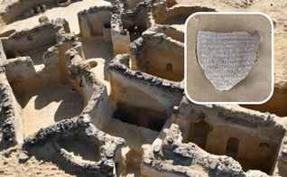 Sítio Tal Ganoub Qasr Al-Ajouz no Oásis Bahariya no Deserto Ocidental; no destaque fragmento de argila com inscrições cristãs antigas. (Foto: Ministério do Turismo e Antiguidades do Egito / AFP)