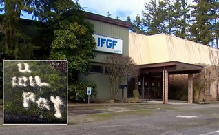 Pichações com mensagens racistas contra a China foram escritas em letras maiúsculas no estacionamento da Igreja International Full Gospel Fellowship em Seattle. (Foto: reprodução / ABC News)
