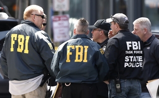 Imagem de agentes do FBI durante investigação. (Foto: AP/Winslow Townson)