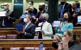 Parlamentares conservadores protestaram e prometeram derrubar a lei no tribunal constitucional do país. (Foto: Reprodução / EPA)