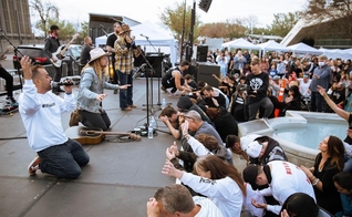 A turnê de avivamento "Let Us Worship" iniciou no ano passado, quando os cultos presenciais nas igrejas foram suspensos. (Foto: Instagram/ Sean Feucht).