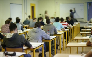 Alunos em uma sala de aula do ensino médio. (Foto: Reuters / Stephane Mahe)