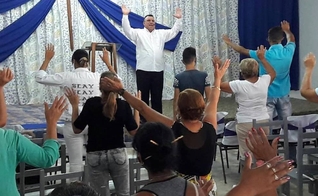 Reunião de oração na Iglesia Misionera em Cuba. (Foto: Apóstol Demetrio/Facebook)