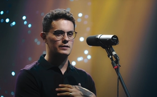 Deive Leonardo falando sobre o propósito de Deus. (Foto: Reprodução YouTube)