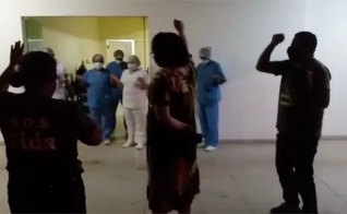 Parente de pacientes e profissionais de saúde oram na frente do Hospital Regional de Augustinópolis. (Foto: Reprodução / G1)