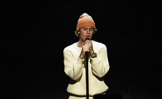 Justin Bieber durante apresentação. (Foto: Will Heath/NBC/NBCU Photo Bank via Getty Images)