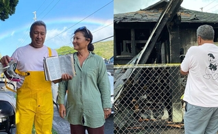 Tony e Tammy Moniz, pais de Kelia Moniz, com a foto da Bíblia intacta; o pai da surfista em frente à casa da família, destruída pelo fogo. (Foto: Reprodução / Instagram).