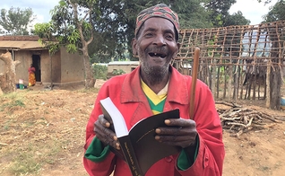 Hodlam Chisongela agora pode ler sua Bíblia. (Foto: Reprodução / UGCN)